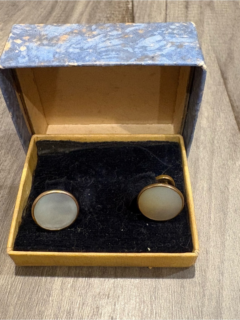 Antique Gold-Tone Torpedo/ Bean Back Pearl Faced With Box